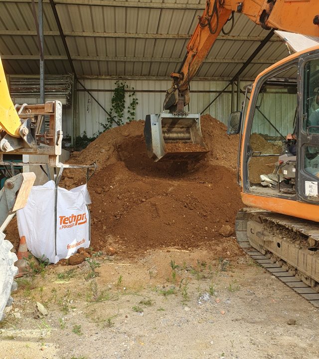 terre excavée en cours de récupération pour un chantier